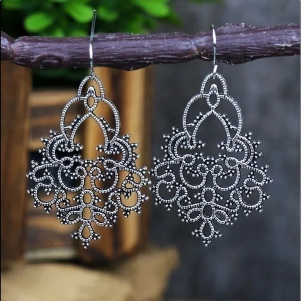 🍁🍁🍁Silver lace drop earrings with stainless steel hooks - Picture 1 of 4